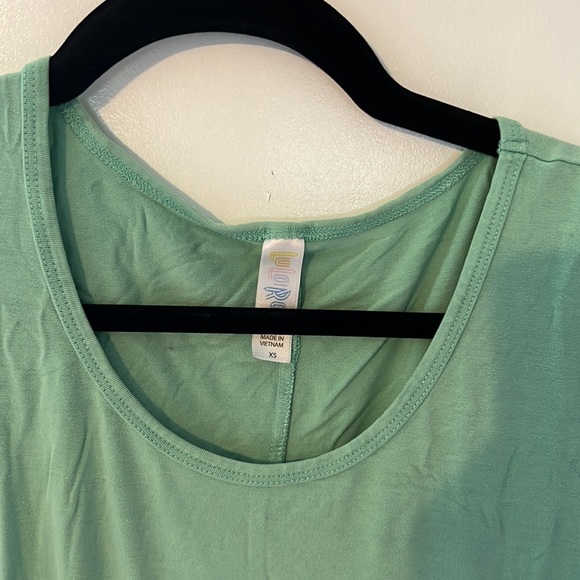 LulaRoe Women’s Green Tee Shirt size XS - Picture 2 of 3
